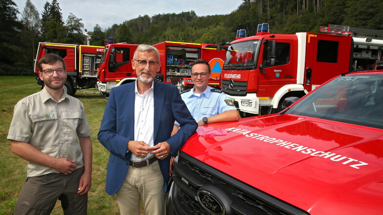 Innenminister Armin Schuster (Mitte) mit Louis Georgi (links), Waldbrandschutzreferent beim Nationalpark, und Kreisbrandmeister Björn Rosenkranz.