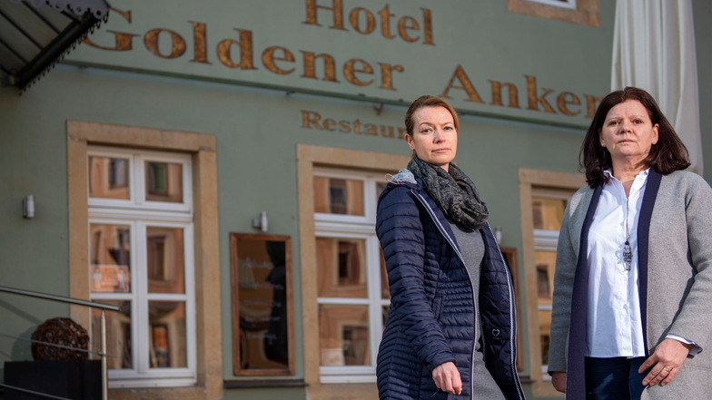 Ratlos und wütend angesichts der wirtschaftlichen Situation und des Öffnungsverbotes: Die Inhaberin des Hotels Goldener Anker in Radebeul-Altkötzschenbroda, Petra Paul (r.), und die Restaurant-Leiterin des Hauses, Yvonne Jugel.