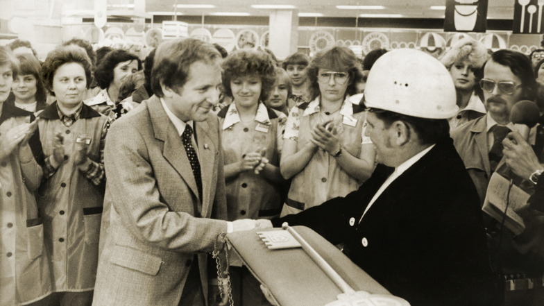 Am 4. Oktober 1978 wurde das neue Centrum-Warenhaus an der Prager Straße eröffnet: Schlüsselübergabe durch den Zimmererbrigadier Herbert Schröter an Centrum-Direktor Jürgen Stephan.