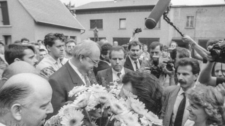 Bundeskanzler Helmut Kohl nahm auch auf dem Hof von Gottfried Haschke ein Bad in der Menge.