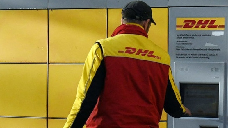An der DHL-Packstation können Kunden ihre Pakete rund um die Uhr abholen und aufgeben.