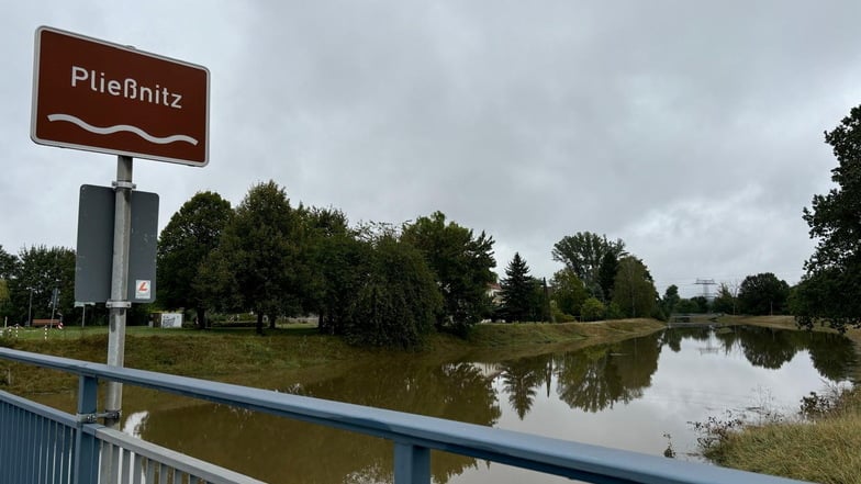 Die Pließnitzbrücke bei Hagenwerder am Montag. Der Fluss ist deutlich angeschwollen.