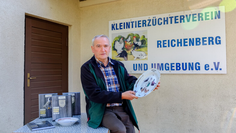 Vereinsvize Bernd Fuchs zeigt Pokale und kennt viel von der Geschichte der Reichenberger Kleintierzüchter, weil er dabei war. Er wünscht sich sehr neue und junge Mitstreiter.
