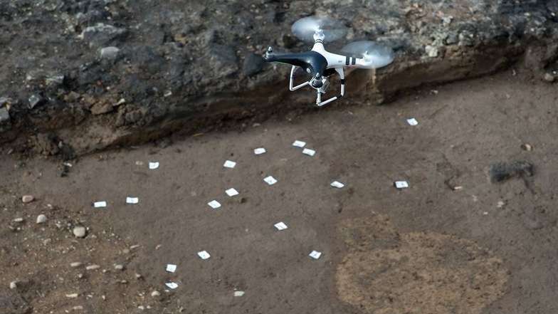 Mit einer Drohne wird die archäologische Flächensondierung fotografiert.