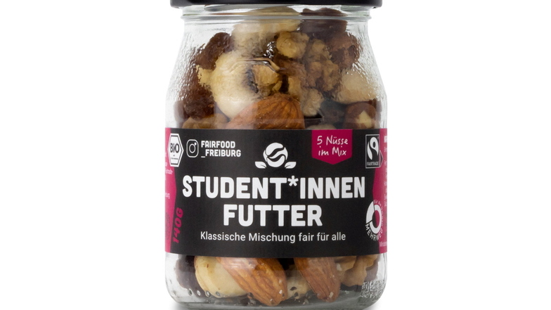Viele Kommentare gab es, nachdem ein Edeka-Markt in Friedberg bei Augsburg das Produkt „Student*innen Futter“ ins Sortiment genommen hatte.