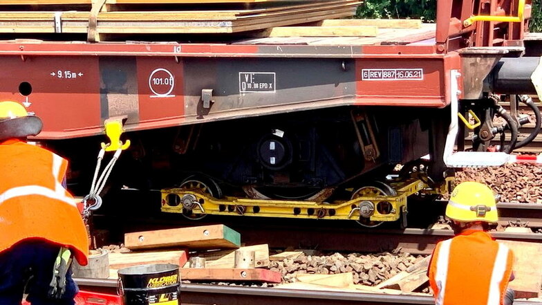Der defekte Güterwagen steht noch auf dem Heidenauer Bahnhof. THW-Helfer sind vor Ort.