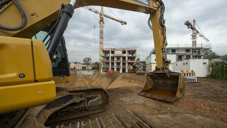Auf dem ehemaligen Glasinvest-Areal in Radebeul-Ost werden die Gruben für den zweiten Bauabschnitt ausgehoben. Bis Ende 2022 sollen die Wohnungen und Gewerberäume stehen.