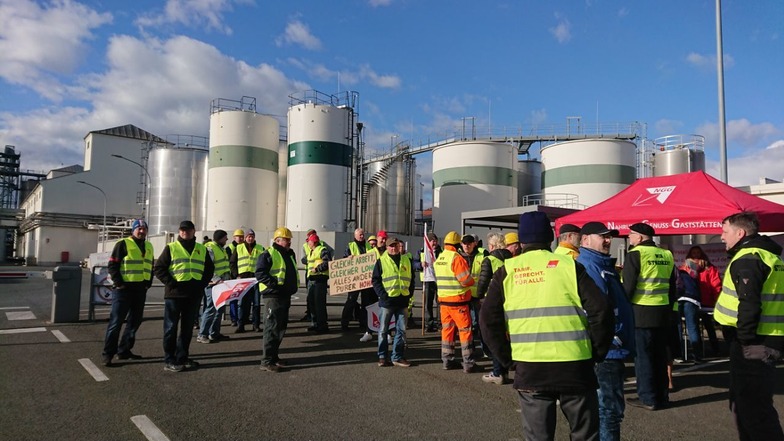 Seit 14 Uhr am Dienstag streiken Beschäftigte von Cargill am Gelände des Riesaer Ölwerks.