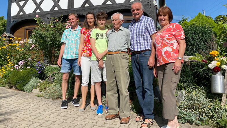 Am Sonntag feierte Wilhelm Morche (Mitte) seinen 100. Geburtstag. Er feierte mit seiner Familie - mit Tochter, Enkelin und Urenkel.