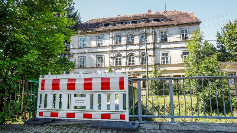 Das Gelände und die Brücke am Uferweg 5 in Seifhennersdorf ist derzeit gesperrt. Von einem Haus drohen Dachziegel herunterzustürzen.