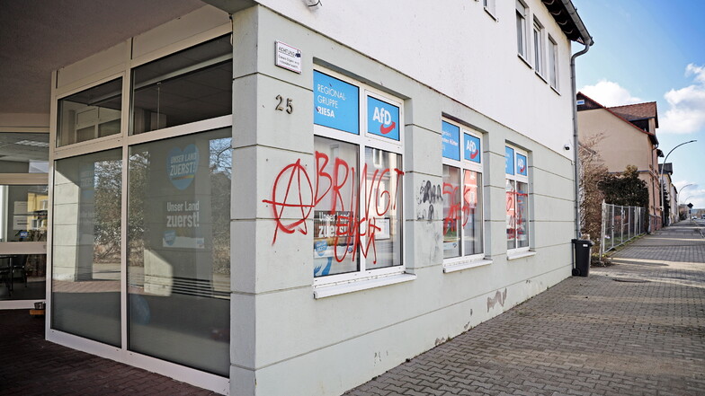 Parteibüro in Riesa mit Graffiti beschmiert