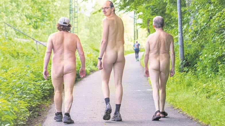 Martin Nitsche (Mitte) läuft gerne nackt mit anderen durch die Natur.