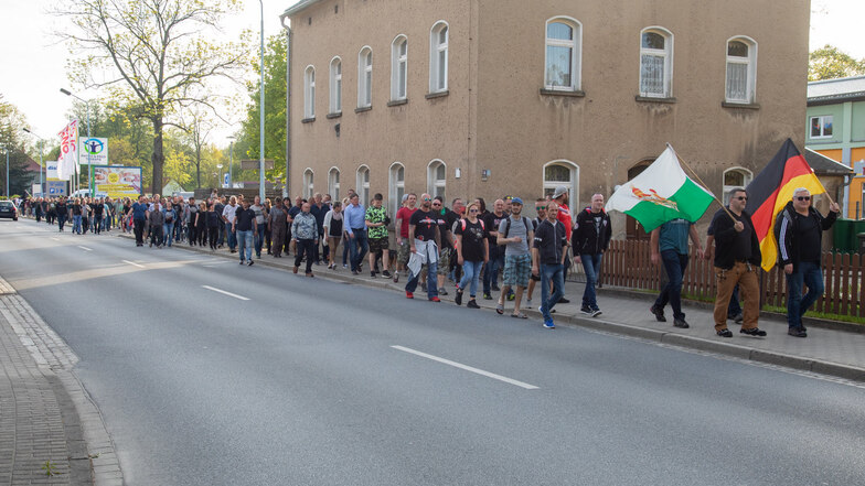 Auch in Bischofswerda versammelten sich Menschen, um gemeinsam zu protestieren und durch die Innenstadt zu ziehen: angeführt von zwei Stadträten der AfD (je mit Fahne).
