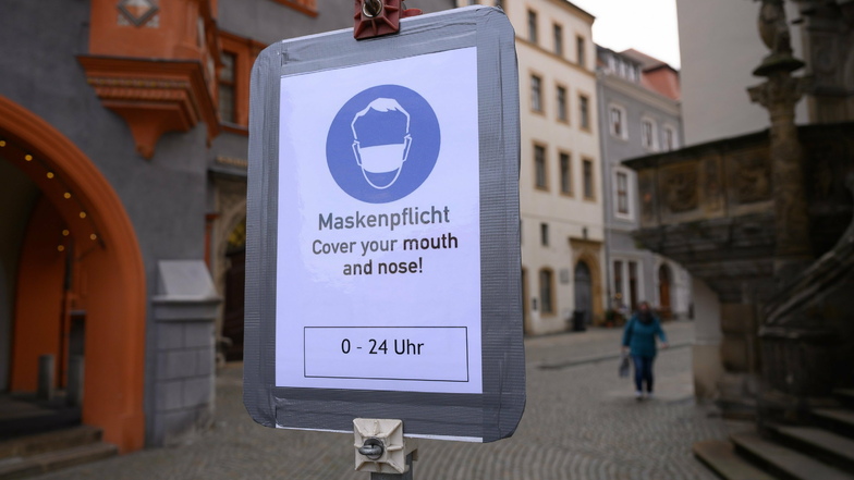 Ein Hinweisschild auf die Maskenpflicht steht an einer Fußgängerzone in Görlitz. Vom heutigen Montag an gilt eine generelle Maskenpflicht in ganz Sachsen.