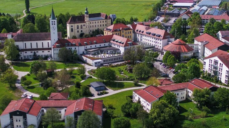 In Liebenau, einem Ortsteil von Meckenbeuren im Bodenseekreis, hat eine katholische Stiftung ihren Sitz, der das Christliche Sozialwerk zur Hälfte gehört.