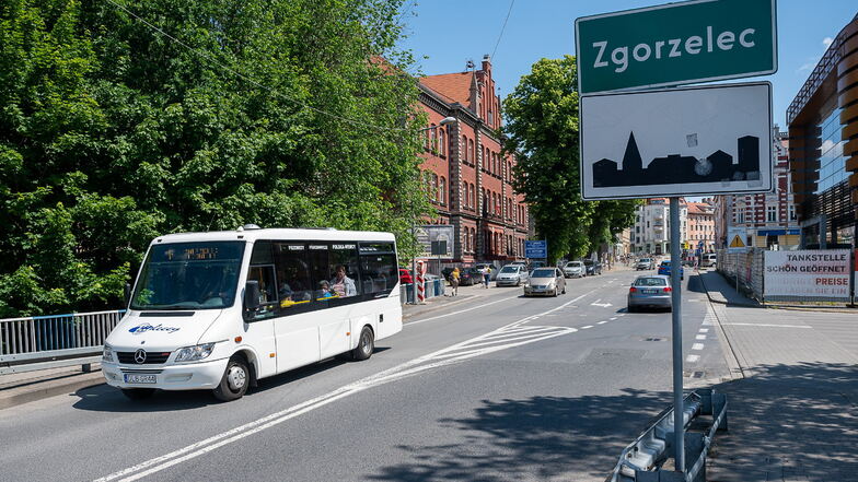 Bis vor kurzem fuhr der kleine Bus der Linie P über die Stadtbrücke von Zgorzelec nach Görlitz. Künftig wird der größere A-Bus hier verkehren.