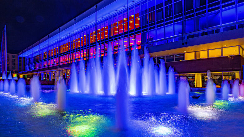 Der Dresdner Kulturpalast, festlich illuminiert zum 50. Jahrestag seiner Eröffnung.