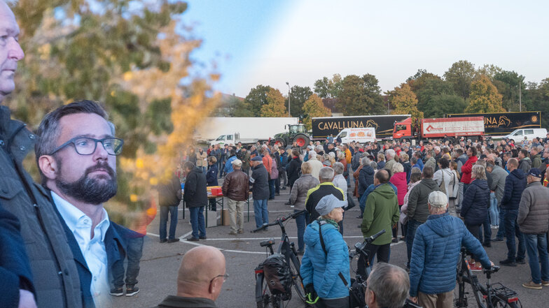 Sachsens Wirtschaftsminister Martin Dulig (SPD) war am Dienstag zum Protest vor die Sachsenarena in Riesa gekommen. Dort hatten sich Hunderte Menschen auf einen Aufruf des hiesigen Wirtschaftsforums zum Protest versammelt.