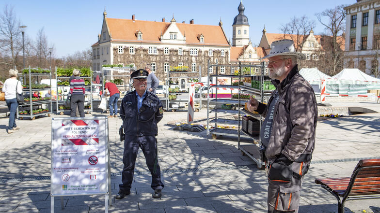 Immer auf Abstand: Polizeihauptkommissar Andreas von Hoff im Gespräch mit dem stellvertretenden Marktleiter Gunter Spies.