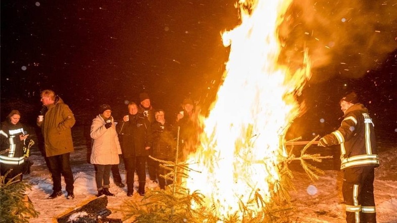 Bei traditionellen Neujahrsfeuern werden ausgediente Weihnachtsbäume verbrannt – so wie hier in Berggießhübel.