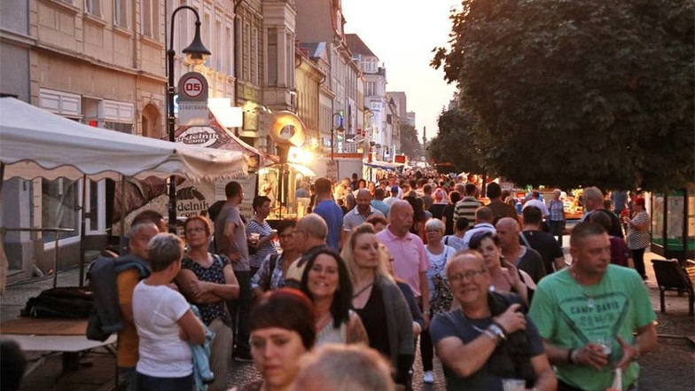 Samstagabend war der Boulevard gut gefüllt.     Stadtfest    Foto: Sebastian Schultz /  /