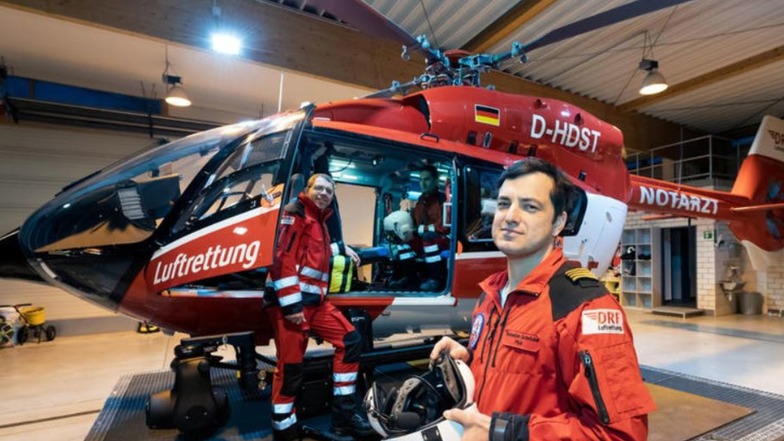 Pilot Sebastian Schröder (r.) ist Leiter der Station der DRF Luftrettung in Bautzen. Sein Team fliegt mit Christoph 62 von Litten aus zu Rettungseinsätzen. Franz Kriegel (l.) ist Notfallsanitäter. Heinz Brehme ist als Notfallmediziner an Bord.
