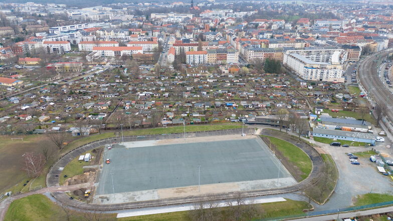 So sieht das Stadion an der Bärnsdorfer Straße derzeit aus der Vogelperspektive aus. In der kommenden Woche soll der grüne Kunstrasen geliefert werden.
