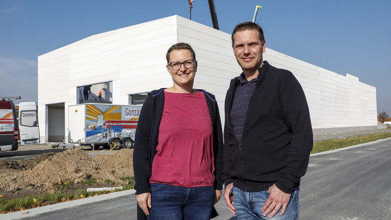 Janet und Thomas Kratzer vor der neuen Produktionshalle ihrer Metallbaufirma im Zittauer Gewerbegebiet in der Weinau.