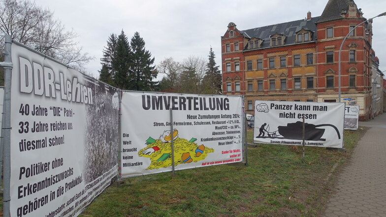 Die Wand von Transparenten steht an der Dresdner Straße. Der Unternehmer Sven Weißflog führt damit einen kritischen Rundumschlag aus.