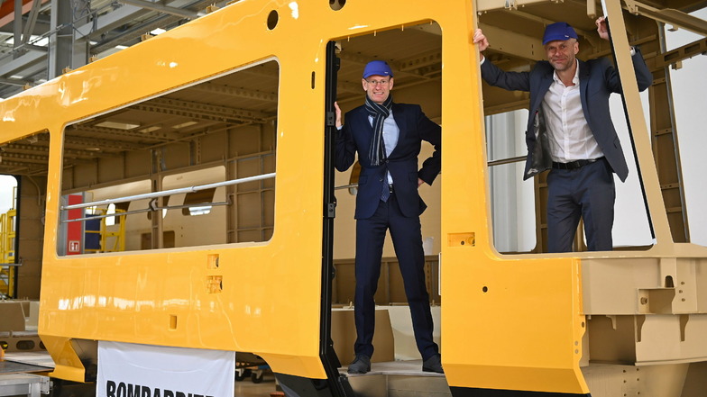 Das wird die Zukunft der Verkehrsbetriebe. Die Vorstände Andreas Hemmersbach (l.) und Lars Seiffert im Rohbau des Wagenkastens für die erste neue Dresdner Straßenbahn.