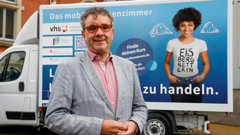 Auf dieses Auto ist Matthias Weber besonders stolz: Der Volkshochschul-Chef vor dem ersten rollenden Klassenzimmer, das auch aufs Land kommt.