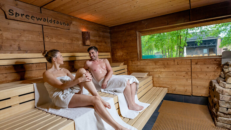Im Saunabereich bieten Saunen in unterschiedlichen Ausstattungen und Temperaturen bis zu 95 Grad eine Vielfalt des Saunierens zum Regenerieren und Entspannen.