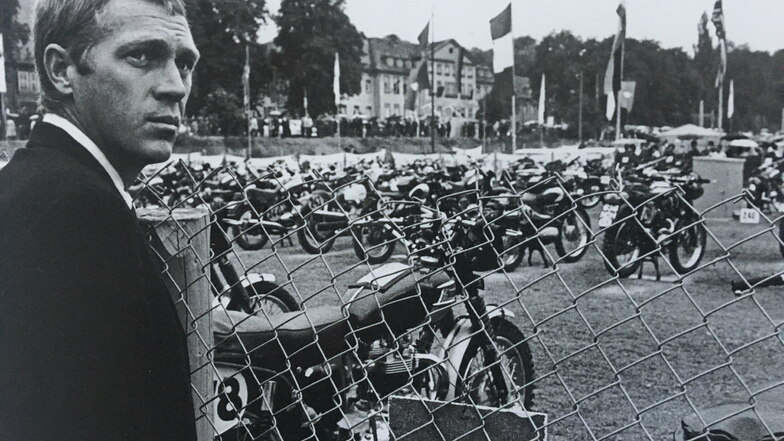 Prominenter Besuch in der DDR: US-Filmstar Steve McQueen startet 1964 bei den Sixdays in Erfurt – hier schaut er aufs Fahrerlager.