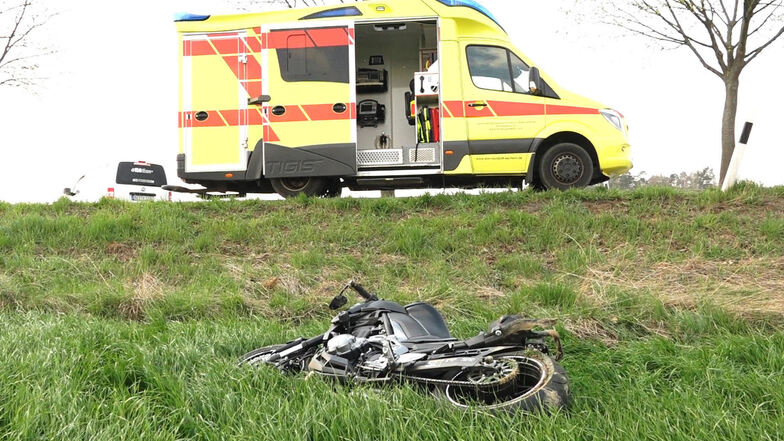 Eine Frau und ein Mann mussten nach dem Sturz mit dem Motorrad ins Krankenhaus geflogen werden.