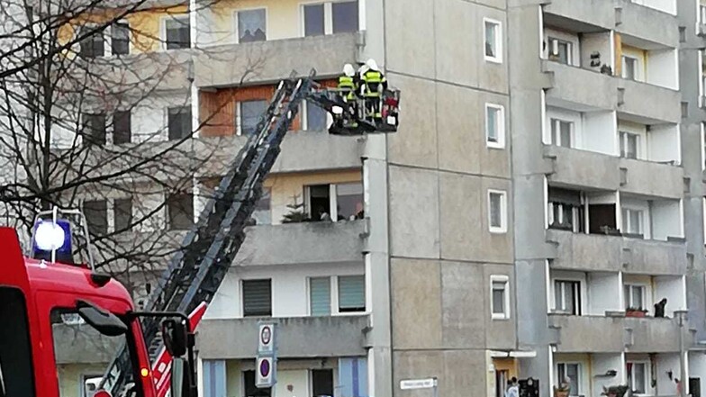 Einsatz in Königshufen: Kameraden der Feuerwehr löschten Mittwochnachmittag brennenden Müll auf einem Balkon.