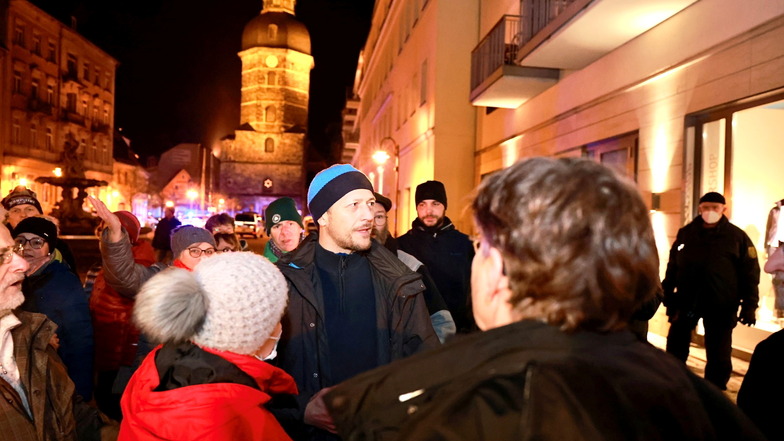 Bürgermeister Thomas Kunack
und Stadträte beim Gespräch mit Protestierenden auf dem Bad Schandauer Markt.