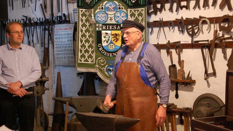 Der 84-jährige Ehrenobermeister der Metallinnung Riesa-Großenhain sprach die Gesellen in der Seerhausener Traditionsschmiede mit drei Hammerschlägen frei. Links Innungsobermeister Timmy Held.