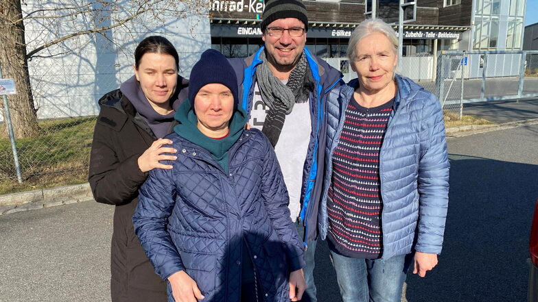 V.l.: Nina, Ira und Lena zusammen mit Andreas Krause nach ihrer Ankunft in Coswig.