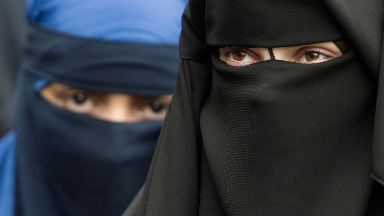 Zwei Frauen tragen einen Niqab.
