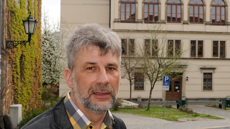 Peter Hesse vor der Löbauer Musikschule 2014. 2018 und 2019 hielten ihn Tarifstreitigkeiten mit den Musikschullehrern in Atem.
