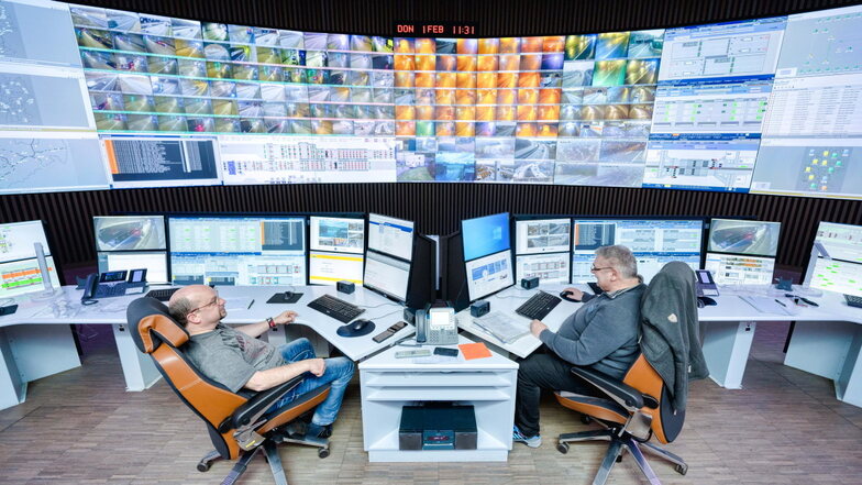 "Ich hab' gern Verantwortung." Andreas Lang (l.) mit seinem Kollegen Jens Grundmann vor der großen Bildwand. Sie besteht aus 27 einzelnen Monitoren.