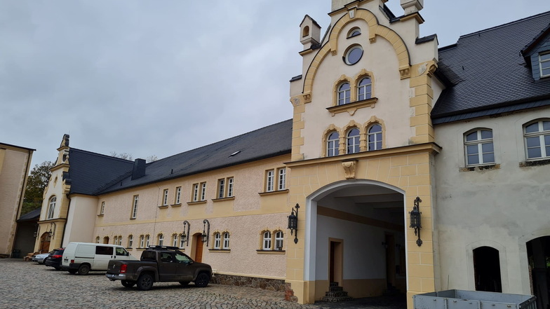 Eines der Herzenprojekte der Familie Schicketanz ist das Rittergut in Cannewitz, in dem sich die Fleischerei befindet und das, wie auch andere Objekte, nach strengen Denkmalschutzregeln wieder aufgebaut wurde.