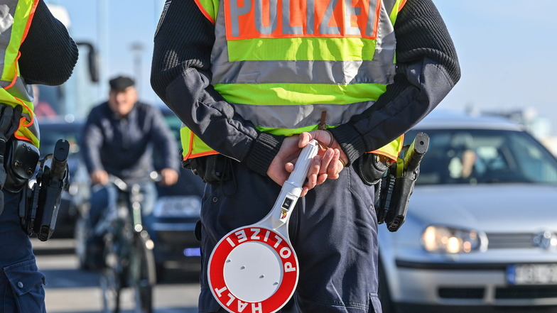 Die Bundespolizei hat an der deutsch-polnischen Grenze in Pollen (Mecklenburg-Vorpommern) einen 34-jährigen Polen gefasst, der in Deutschland mit drei Haftbefehlen gesucht wurde.