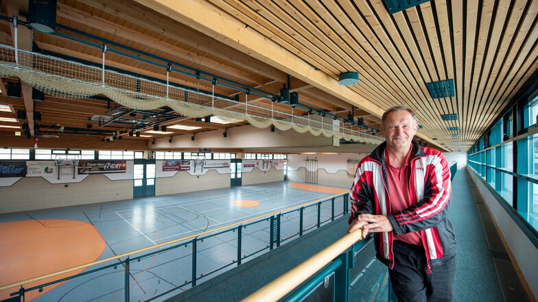 Der Vereinschef der SG Motor Wilsdruff, Mario Gnannt, steht in der bekanntesten Wilsdruffer Turnhalle, der Saubachtalhalle. Deren Nutzung wird für Freizeitsportler ab 2022 ein wenig teurer.
