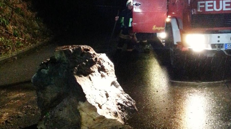 Zum Glück blieben aber Schäden aus. Ein Autofahrer hatte den Steinschlag bemerkt - und die Polizei informiert.