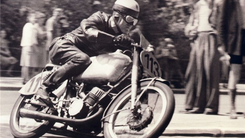 Stromhardt Kraft beim Rennen: Er fuhr Motorrad, aber auch Auto. Mit dem Bischofswerdaer Heinz Fröhlich baute er sogar einen Renntrabi auf.