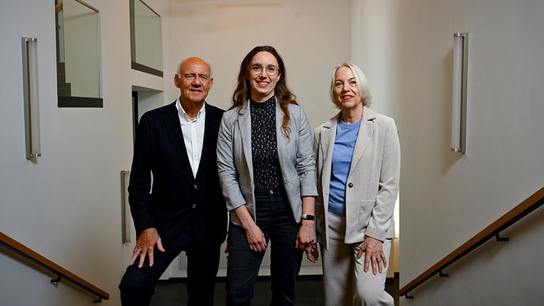 v. l. Richard Funk, Julia Lüpfert und Katrin Engelmann nach einer Besprechung von InnMed Saxony im Forschungsinstitut für Leder und Kunststoffbahnen in Freiberg.