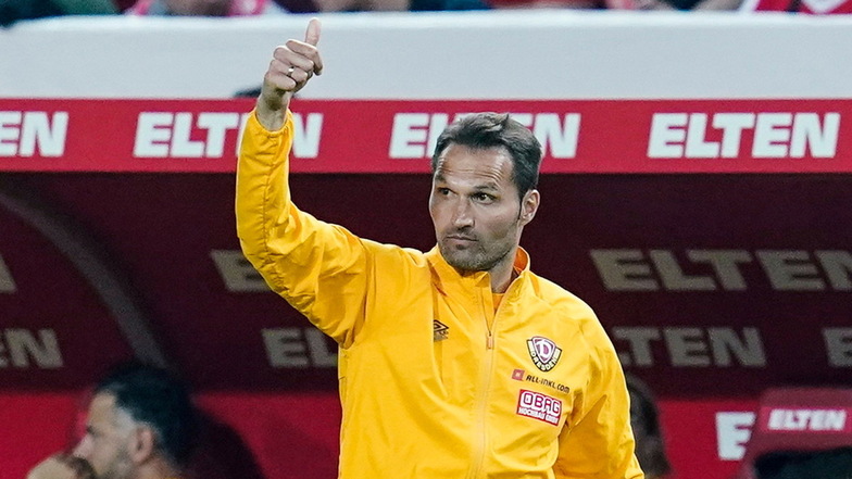 Daumen hoch: Dynamos Trainer Guerino Capretti war mit dem Ergebnis und der Leistung seiner Mannschaft im Relegationshinspiel in Kaiserslautern zufrieden.