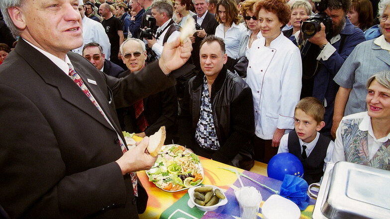 Europäisches Frühstück mit OB Rolf Karbaum am 1. Mai 2004.