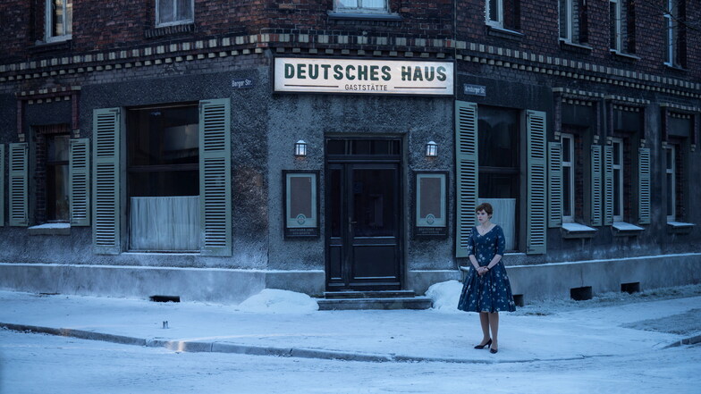 Eva Bruhns vor der Gaststätte ihrer Eltern, die der Serie ihren Namen gibt.